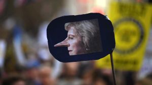 Premiärminister Theresa May med Pinocchio-näsa i vad som liknar en backspegel. Det var ett av plakaten under lördagens demonstration i London där upp till en miljon människor protesterade mot brexit. Premiärminister Theresa May med Pinocchio-näsa i vad som liknar en backspegel. Det var ett av plakaten under lördagens demonstration i London där upp till en miljon människor protesterade mot brexit.