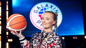 Tampereen ammattikorkeakoulun opiskelijat osallistuivat nuortenohjelma Galaxin Pallon tuotantoon. Galaxin pallon Ella Tarmo poseeraa lentopallon kanssa.