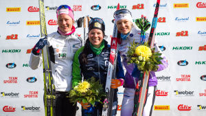 Lördagens FM-medaljörer poserar. Anne Kyllönen, Krista Pärmäkoski och Eveliina Piippo poserar.
