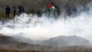 Palestinier demonstrerar i Gaza 30.3.2019. Bilden är fotograferad i Nahal Oz i Israel Bilden är tagen från Nahal Oz i Israel och visar palestinier som demonstrerar