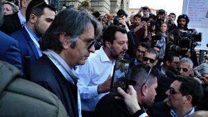 Matteo Salvini kom till Världskongressen för familjer i Verona trots hård kritik bland annat från regeringskollegorna från Femstjärnerörelsen Matteo Salvini kom till Världskongressen för familjer i Verona trots hård kritik bland annat från regeringskollegorna från Femstjärnerörelsen