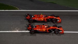 Dött lopp mellan röda bilar. Vettel och Leclerc i Bahrains Grand Prix.
