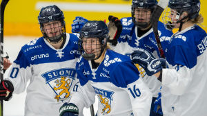 Jääkiekon naisten MM-kotikisat alkavat! Naisleijonien joukkue iloisissa tunnelmissa
