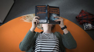 Läsningen av en en roman eller skönlitteratur är väldigt bra medicin, men det kräver att du tar den, säger Andersson. Flicka läser bok