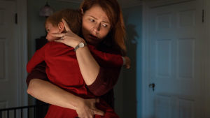 Jag skall beskydda dig lilla vän. Amy Seimetz spelar mamman som plågas av mörka minnen. Mamma Louis håller om sonen Gage.