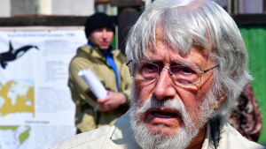 Den franske miljöaktivisten Jean-Michel Cousteau besöker valfängelset i östra Ryssland den 6 april. Den franske miljöaktivisten Jean-Michel Cousteau besöker valfängelset i östra Ryssland den 6 april.