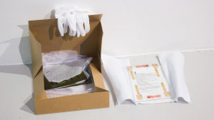Fyra bruna arkviboxar beskriver via respektive innehåll frukosten som konstnären serverades av sina ex. Fotografi av Diana Agunbiade-Kolawole.