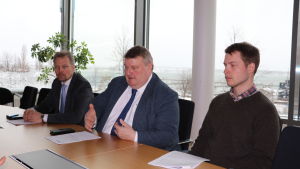 Från vänster minister Mika Nordberg, minister Mats Perämaa och landskapets jaktförvaltare Robin Juslin. Från vänster minister Mika Nordberg, minister Mats Perämaa och landskapets jaktförvaltare Robin Juslin.