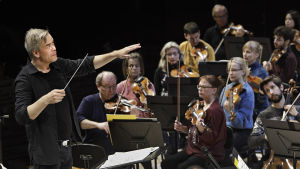 kapellimestari Hannu Lintu johtaa Radion sinfoniaorkesteria