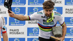 Peter Sagan på prispallens översta steg 2018. Vem som vinner i dag är ännu oklart. Peter Sagan på prispallens översta steg 2018.