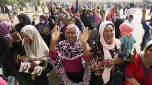 Proteströrelsen i Sudan som fick en diktator på fall bestod till 70 procent av kvinnor.Alaa Salah i främsta raden. Jublande människor i Karthoum 11.4.2019