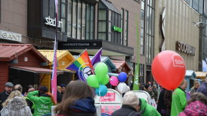 Mycket färg och flera små partier tror Andersson gör det enklare för väljaren att hitta sitt parti. Valgata i Åbo inför riksdagsvalet 2019, ballonger från flera olika partier syns på bilden.
