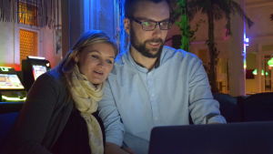 Johan Kvarnström och frun Katarina Backas kollar valresultatet på valvakan i Karis. Johan Kvarnström och Katarina Backas.