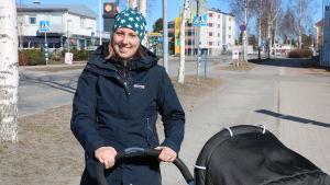 Annika Uljens säger att det behövs en ledamot från Sydösterbotten som ser till regionen. En ung kvinna med barnvagn står på en gata.