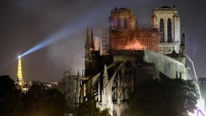 Notre-Dame brann i den 15 april. Branden tros ha orsakats av en kortslutning. Notre-Dame brinner.