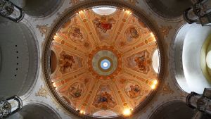 Interiör från Frauenkirche i Dresden. Frauenkirche i Dresden förstördes av bombningar 2005 och byggdes upp på nytt och öppnades 2005