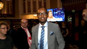 Abdirahim " Husu" Hussein på SDP:s valvaka. Han är nyinvald i Helsingfors. Abdirahim " Husu" Hussein på SDP:s valvaka.