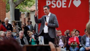 PSOE-ledaren premiärminister Pedro Sanchez talar till väljare i Madrid Spaiens premiärminister Pedro Sanchez talar till väljare i Madrid