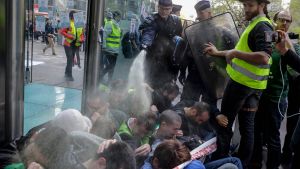 Fransk kravallpolis använder pepparspray mot demonstranter som blockerar entrén till banken Société Générales högkvarter. Fransk kravallpolis använder pepparspray mot demonstranter som blockerar entrén till banken Société Générales högkvarter.