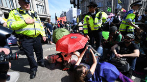 Polisen försöker gripa demonstranter i London 19.4.2019. Demonstranter rör sig för femte dagen i rad på gatorna i London. Polisen försöker gripa demonstranter i London 19.4.2019. Demonstranter rör sig för femte dagen i rad på gatorna i London.