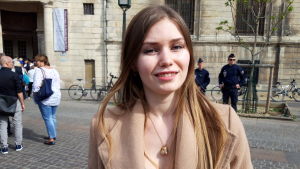 Den unga juridikstuderanden Juliètte vill att Notre-Dame byggs upp som den såg ut innan branden. - Det känns tryggast när man känner igen sin stad, säger hon Unga juridik studenten Juliètte vill att Notre-Dame byggs upp som den såg ut innan branden. -Det känns tryggast när man känner igen sin stad, säger hon.