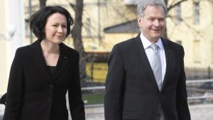 President Sauli Niinistö anlände till gudstjänsten i domkyrkan med hustrun Jenni Haukio. Presidentparet Sauli Niinistö och Jenni Haukio.