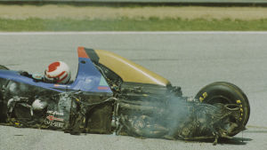 Roland Ratzenberger har kraschat i över 300 kilometer i timmen, med fatala följder. Roland Ratzenberger har kraschat i över 300 kilometer i timmen, med fatala följder.