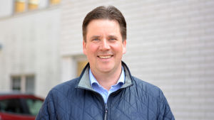 Joakim von Bergmann föreställer sig radhus i brittisk stil. Man i blå jacka ser mot kameran och ler.