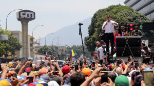 Juan Guaidó talar till sina anhängare i Caracas den 1 maj 2019. Oppositionsledaren Juan Guaidó talar till sina anhängare i Caracas den 1 maj 2019.