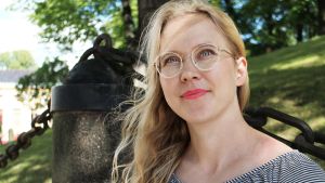 Tutkija Tiina-Männistö-Funk Chalmersin teknillisestä korkeakoulusta. Tutkija Tiina Männistö-Funk Turun tuomiokirkon vieressä.