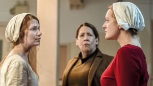 Handmaid's Tale - Orjattaresi. Kolme naista seisovat ja katsovat toisiaan.
