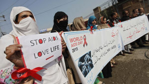 Försöken att utveckla ett vaccin mot HIV har hittills varit utan resultat. Pakistanier deltar i en demonstration för att sprida information under den internationella AIDS-dagen.