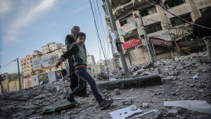 En palestinsk pojke och hans mamma går bland bråtet efter en flygattack i Gaza City på söndagen. En palestinsk pojke och hans mamma går bland bråtet efter en flygattack i Gaza City på söndagen.