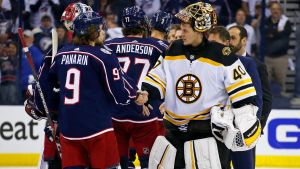 Artemi Panarin och Tuukka Rask skakar hand efter matchen. Tuukka Rask skakar hand med Artemi Panarin.