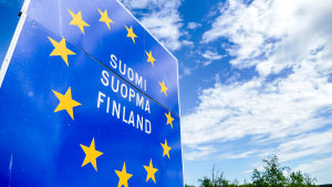Snusförsäljningen upphörde på fastlandet då Finland blev medlem i EU. Skylt med texten Finland och Europeiska unionen.