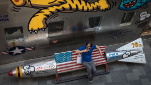 Handelskriget mellan Kina och USA pågår fortfarande. En man i Beijing sitter på en bänk under sin shoppingrunda.