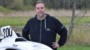 Markus Dahlqvist fungerar som teamchef, mekaniker och sponsor. Marcus Dahlqvist står bredvid en crosskart.