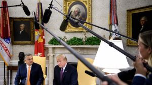 Ungerns premiärminister Viktor Orban och USA:s president Donald Trump under en pressträff i Ovala rummet 13.5.