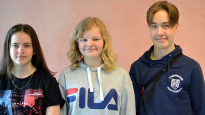 Isabell Roman, Filippa Skog och Caspian Björkstam sitter i elevparlamentet och har fått komma med åsikter om hur det mobilfria systemet ska se ut. Porträtt av tre skolelever, två flickor och en pojke.