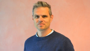 Rastaktivitet kan leda till något större i framtiden, säger speciallärare Larson Österberg. Han tycker därför det är bra att eleverna gör annat på rasterna än är på telefonerna Porträtt på en manlig lärare.