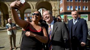 Det kommande EU-valet ser ut att bli en stor framgång för euroskeptikern Nigel Farages nya Brexitparti. Partiet föruspås få omkring en tredjedel av rösterna. Här poserade Farage för en selfie i måndags. Nigel Farage poserar för en selfie under en kampanjtillställning i Pontefract, i nordvästra England på måndagen, den 13 maj.