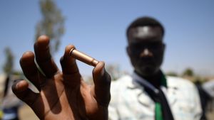 En demonsrant visade upp en hylsa utanför arméhögkvarteret i Khartoum efter våldet där i början av veckan. En demonsrant visade upp en hylsa utanför arméhögkvarteret i Khartoum efter våldet där i början av veckan.