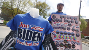 Det är ett år till presidentvalet i USA, men redan nu säljs kläder och prylar i fall man vill visa sitt stöd för Biden. En man står och säljer blåa skjortor med texten "Joe Biden president 2020".