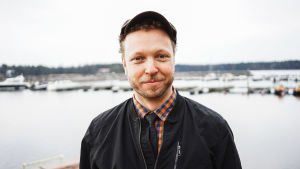 Ohjaaja Lauri Nurkse uskoo pehmeisiin arvoihin. Lauri Nurkse Vuosaaren satamassa.
