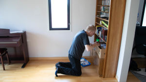Gustafsson har en ansenlig mängd cd-skivor hemma. Henrik Gustafsson på knä i sitt hem, gräver i sin cd-hylla.