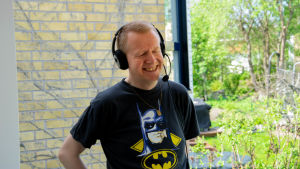 I princip är det gitarrock som ska spelas med Gustafsson smyger in en del folk och världsmusik också. henrik Gustafsson leende på sin balkong med headet på huvudet. Vårgrönska i bakgrunden.