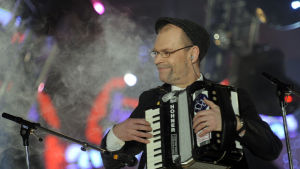 Eläkeläiset är det mest spelade bandet i radioshowen. Lassi kinnunen i bandet Eläkeläiset med dragspel i Eurovisionen 2010.