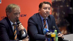 Harry Harkimo och Jari Kurri svarar på frågor. Harry Harkimo och Jari Kurri under fredagens presskonferens.