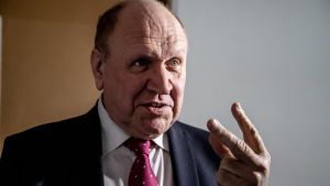 Estlands inrikesminister Mart Helme rörde om i den inrikespolitiska grytan i Estland med sina uttalanden om Nato. En äldre man håller två fingrar i luften.