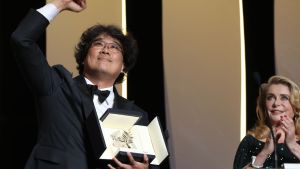 Den sydkoreanska regissören Bong Joon-Ho firar sitt pris för filmen Parasite (Gisaengchung) i Cannes tillsammans med den franska skådespelerskan Catherine Deneuve. Den sydkoreanska regissören Bong Joon-Ho firar sitt pris för filmen Parasite (Gisaengchung) i Cannes tillsammans med den franska skådespelerskan Catherine Deneuve.